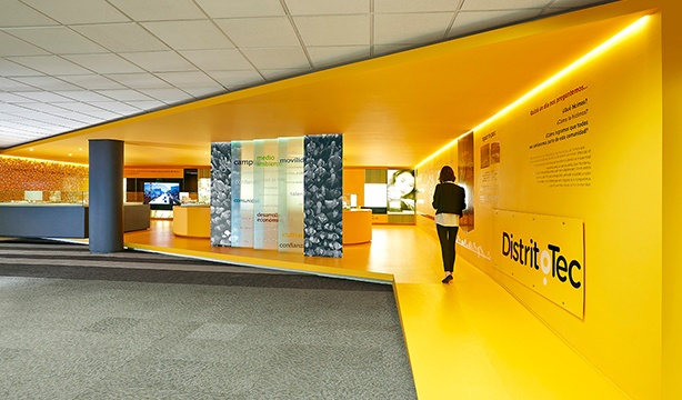 Showroom Distrito Tec con Panel Rey