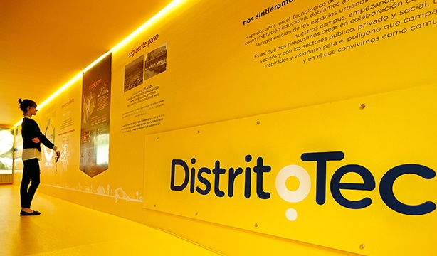 Showroom Distrito Tec con Panel Rey